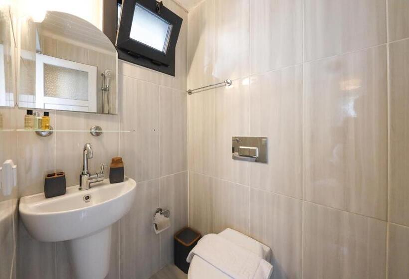 Camera Economy, Bahar Pansiyon