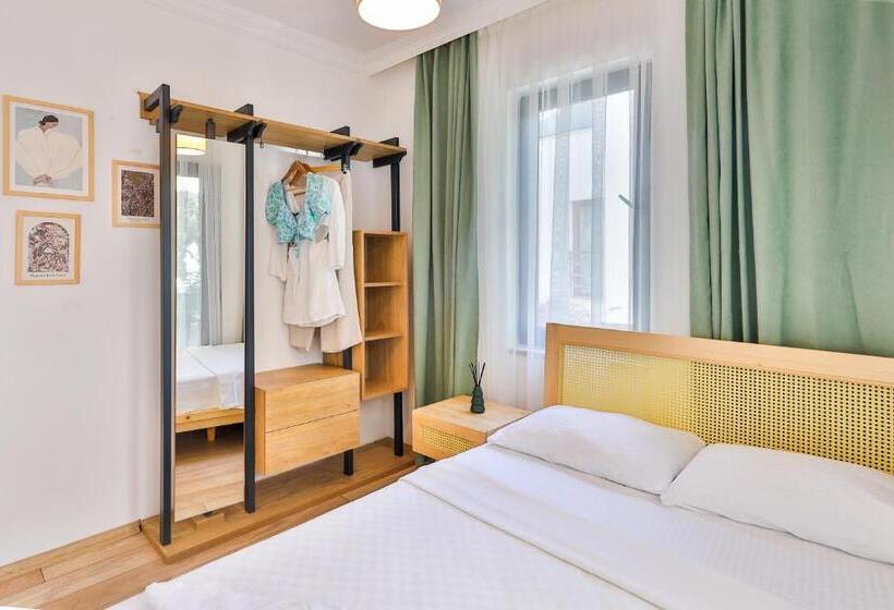 Camera Economy, Bahar Pansiyon