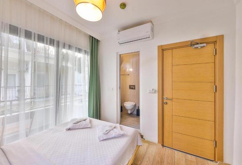 Camera Economy, Bahar Pansiyon