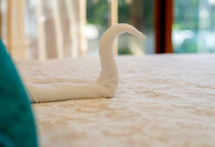 سوییت لوکس, Caribbean Diamond Boutique