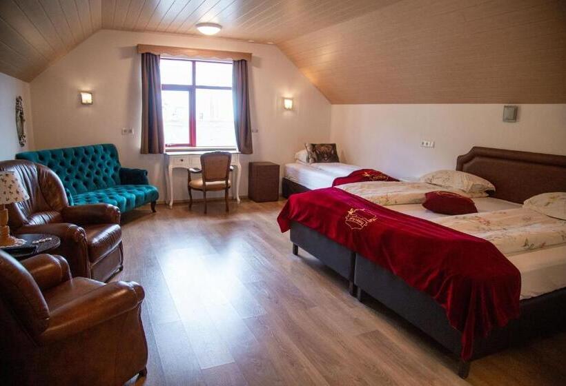 اتاق استاندارد سه نفره, Smyrlabjorg