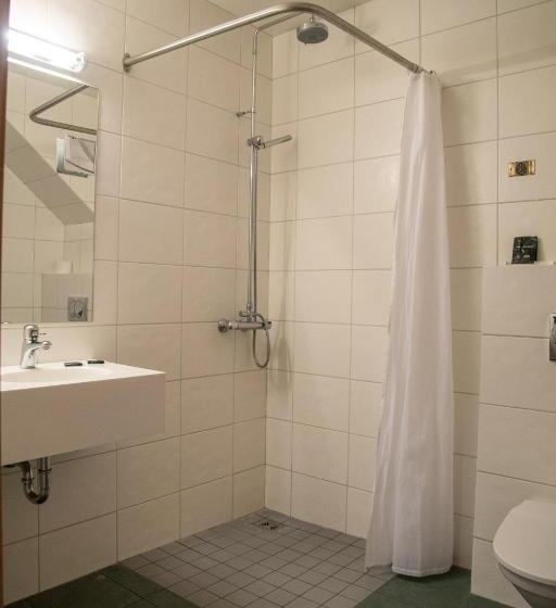 اتاق استاندارد چهار تخته, Smyrlabjorg