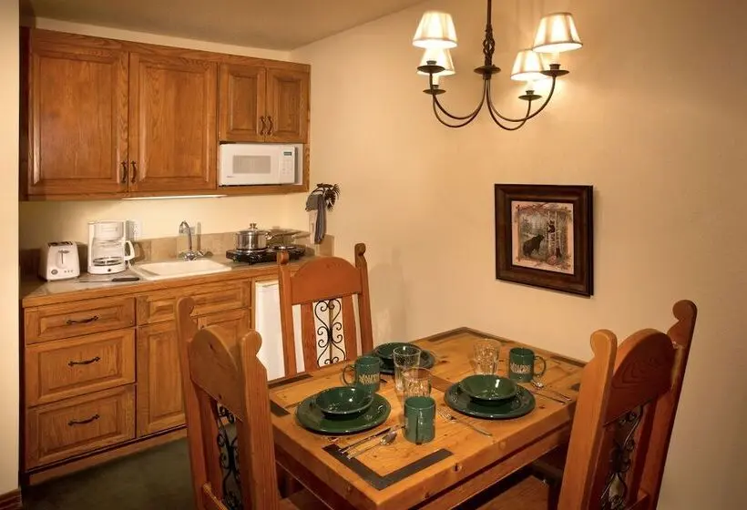 スイート, Alpine Village Suites