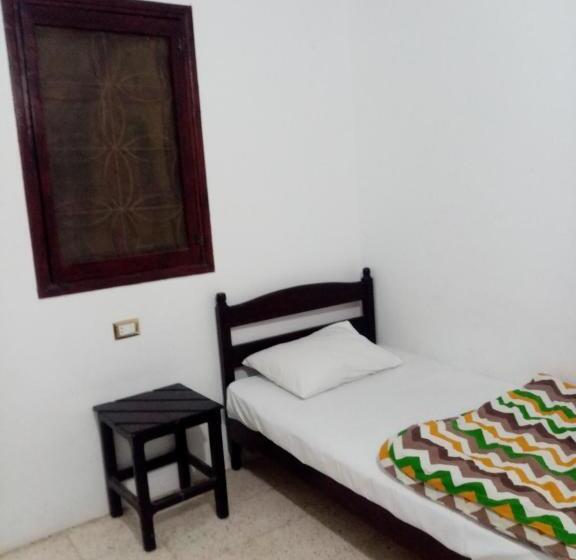 اتاق استاندارد یک تخته با سرویس بهداشتی مشترک, Oasis Fighting Kangaroo