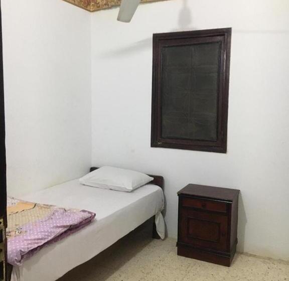 اتاق استاندارد یک تخته با سرویس بهداشتی مشترک, Oasis Fighting Kangaroo