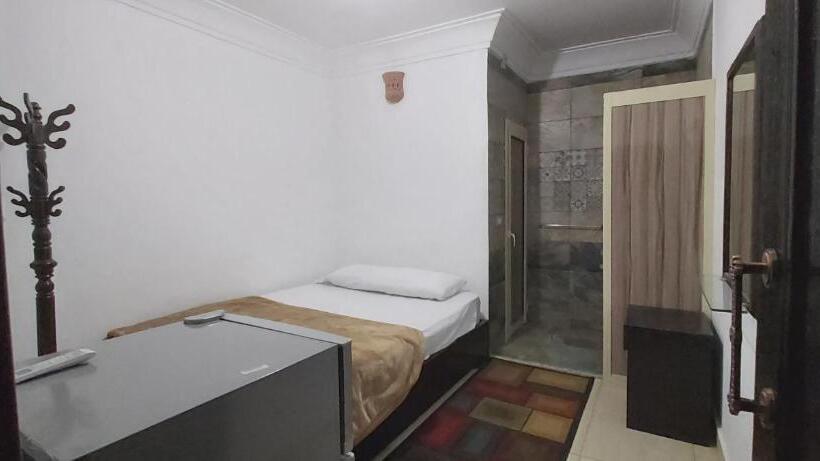 اتاق استاندارد یک نفره, Oasis Fighting Kangaroo