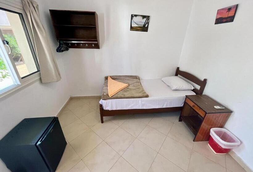 اتاق استاندارد یک نفره, Oasis Fighting Kangaroo