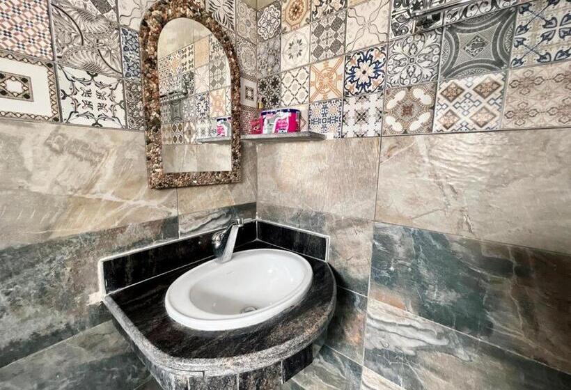 اتاق استاندارد سه نفره, Oasis Fighting Kangaroo