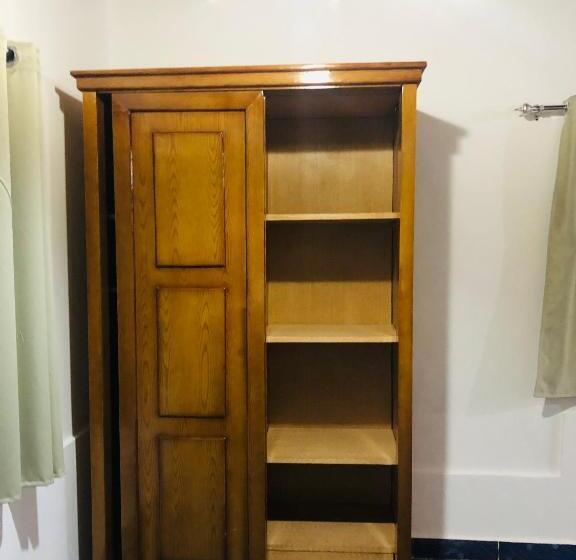 استودیو خانوادگی, Oasis Fighting Kangaroo