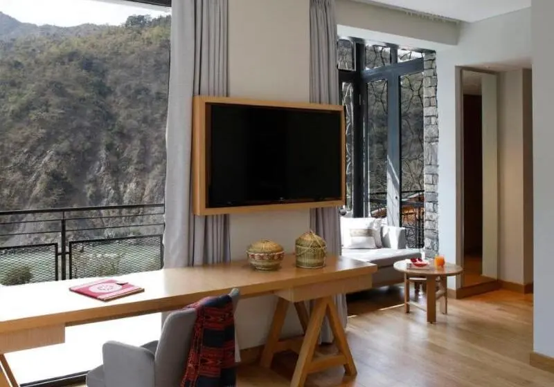 キングサイズベッドのジュニアスイート, Taj Rishikesh Resort & Spa, Uttarakhand