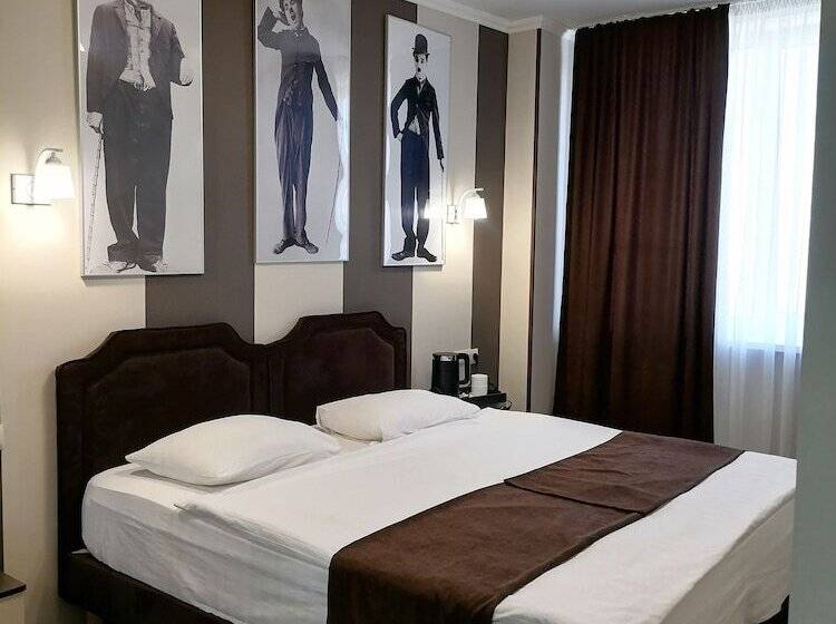 اتاق سوپریور با چشمانداز شهر, Art