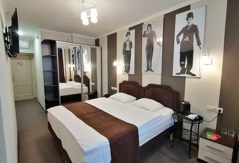 اتاق سوپریور با چشمانداز شهر, Art