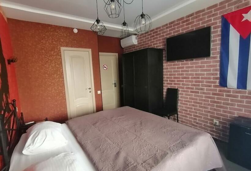 اتاق سوپریور با چشمانداز شهر, Art