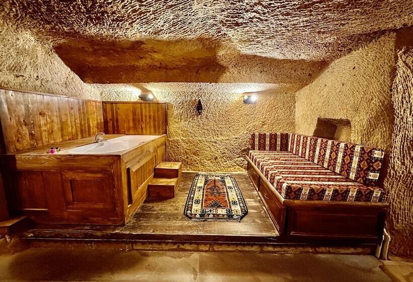 سوییت جونیور, Harkasos Cave