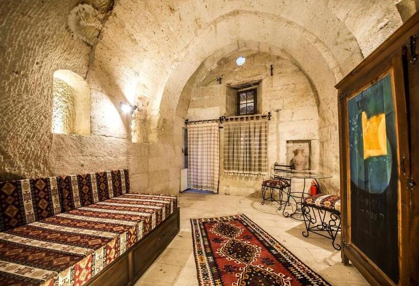 سوئیت با تخت بزرگ, Harkasos Cave