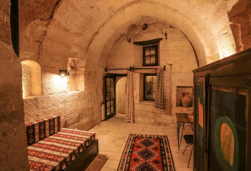 سوئیت با تخت بزرگ, Harkasos Cave