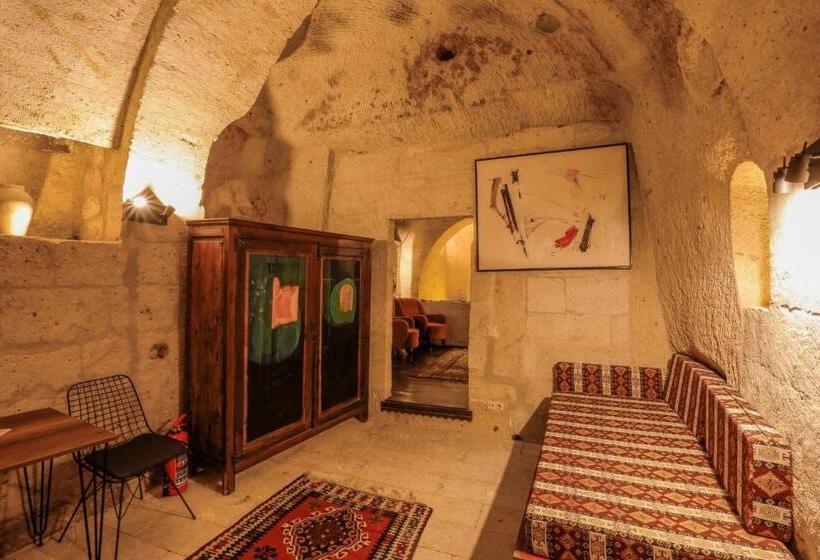 سوئیت با تخت بزرگ, Harkasos Cave