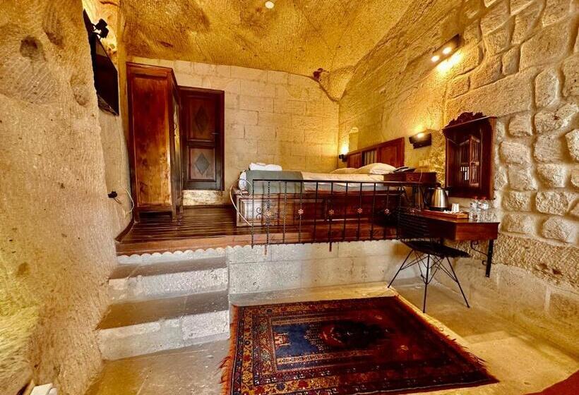 اتاق لوکس, Harkasos Cave