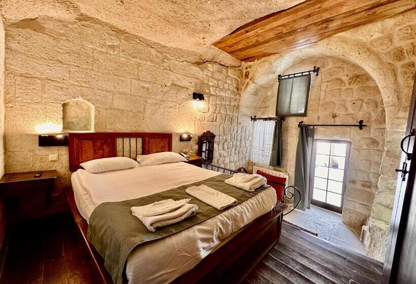 اتاق لوکس, Harkasos Cave