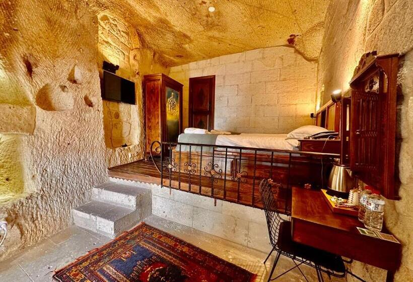 اتاق لوکس, Harkasos Cave