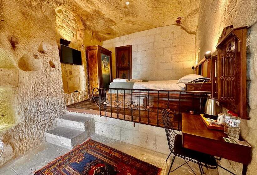 اتاق لوکس, Harkasos Cave