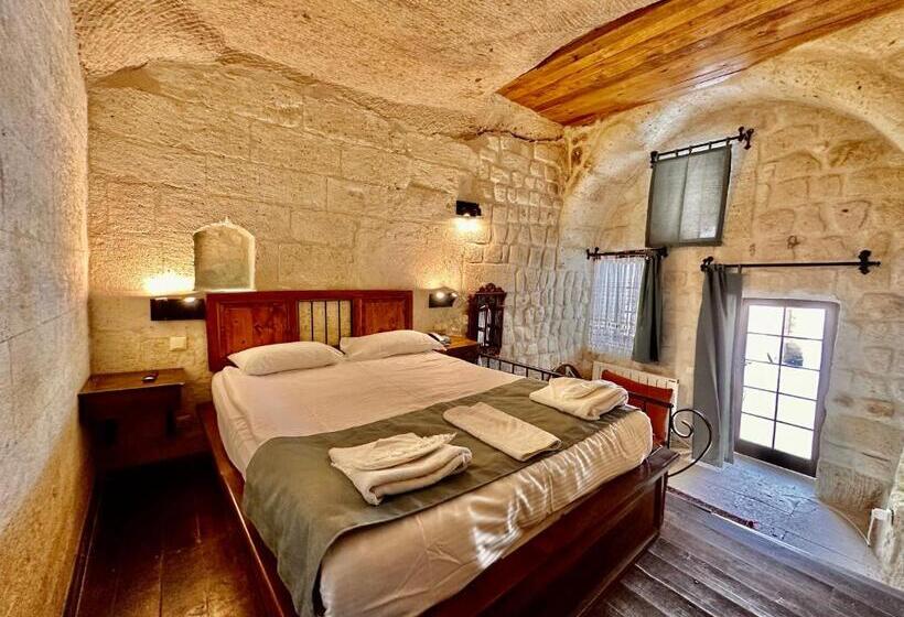 اتاق لوکس, Harkasos Cave