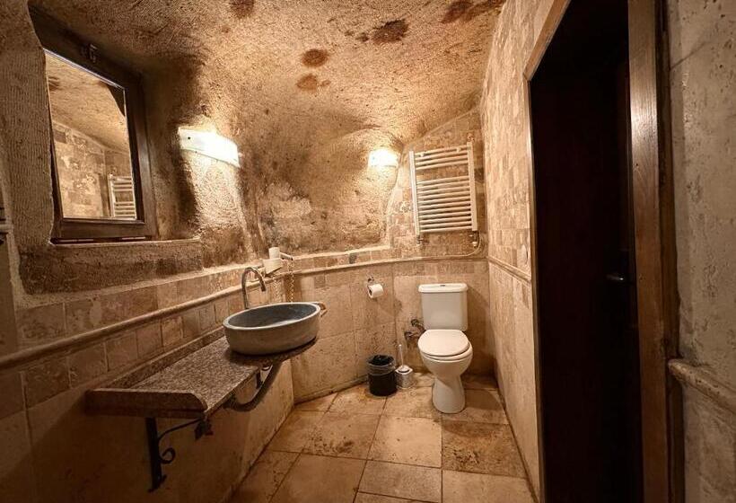 اتاق لوکس, Harkasos Cave