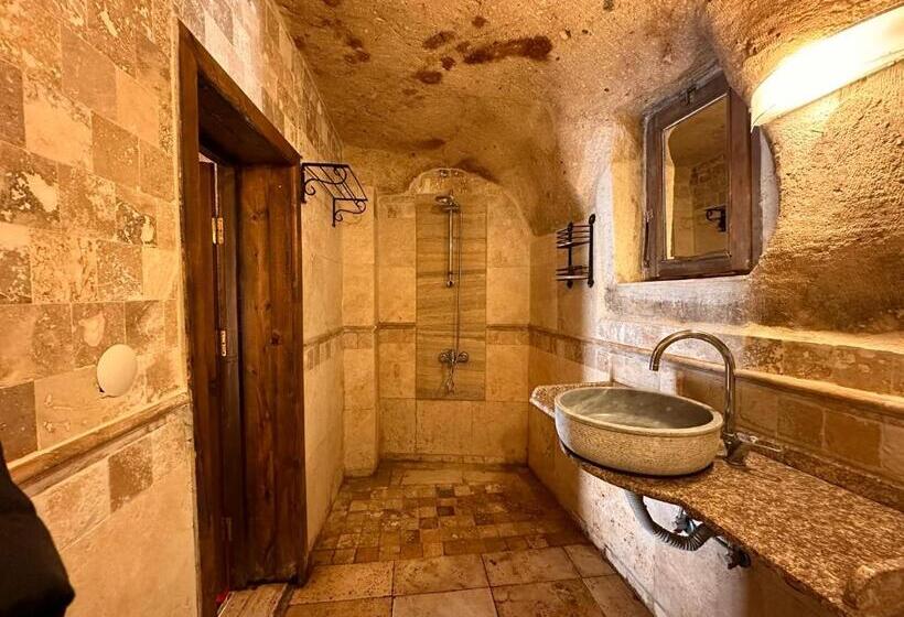 اتاق لوکس, Harkasos Cave