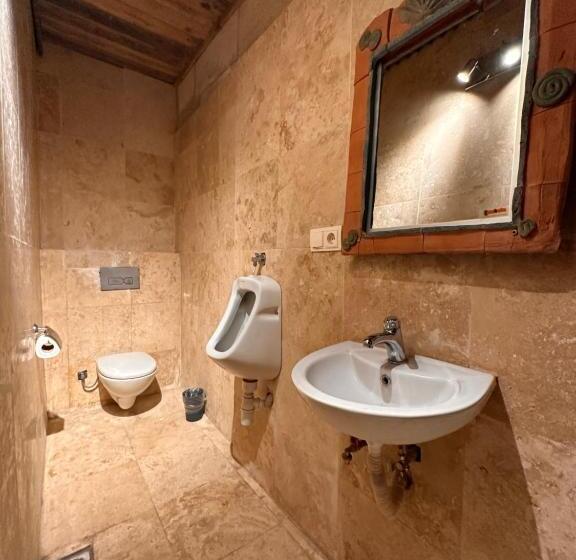 سوییت لوکس, Harkasos Cave