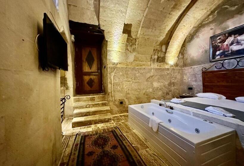 سوییت لوکس, Harkasos Cave