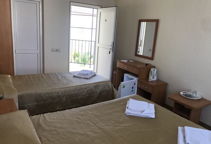 Quarto Triplo Estandar com Sacada, Guest House Na Tsvetochnoy