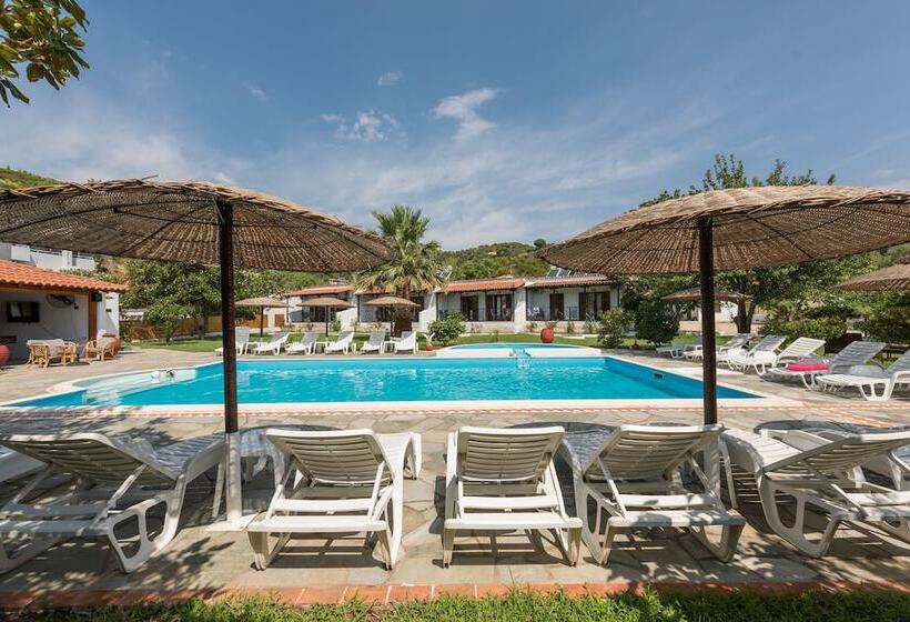 プールの見えるスタンダードトリプルルーム, Pension Strawberry