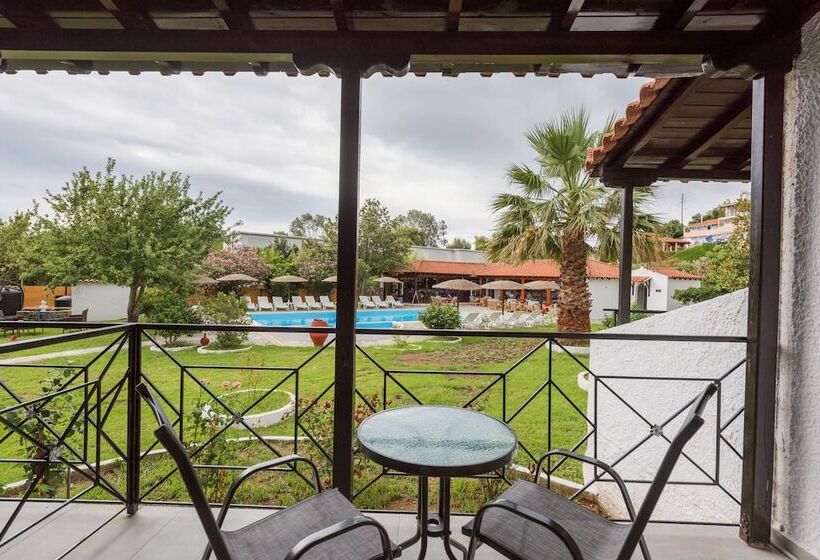 プールの見えるスタンダードトリプルルーム, Pension Strawberry