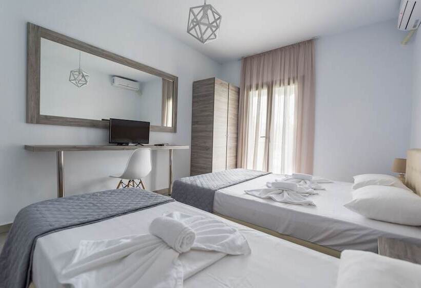 Трехместный Номер Стандарт Вид на Бассейн, Pension Strawberry