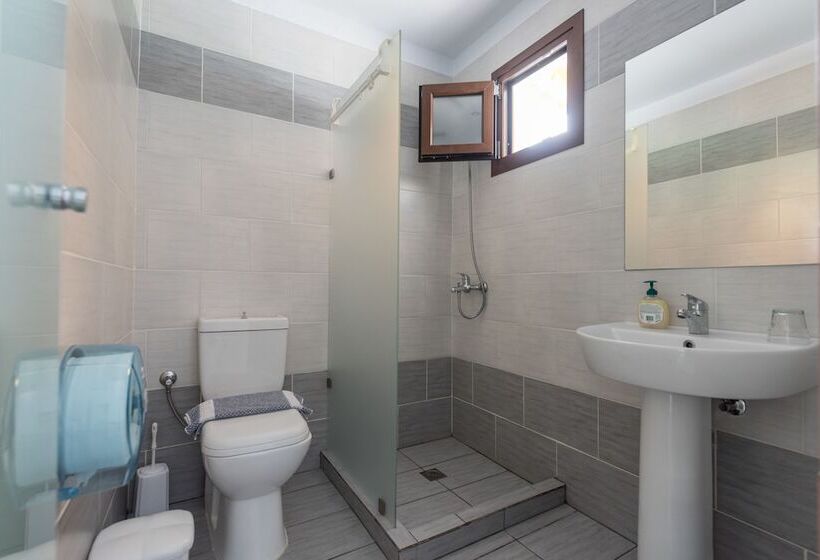 プールの見えるスタンダードトリプルルーム, Pension Strawberry