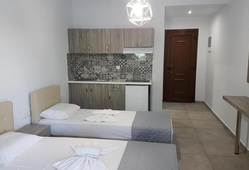 プールの見えるスタンダードトリプルルーム, Pension Strawberry