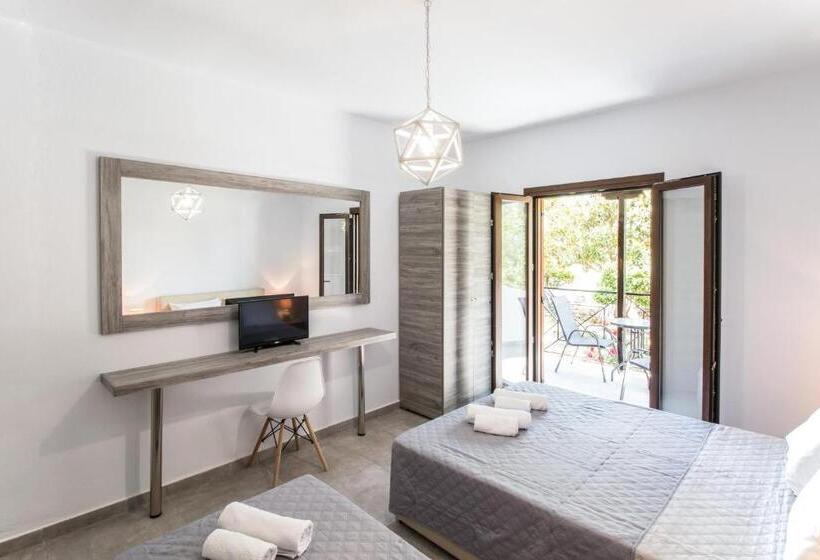 חדר סטנדרט לשלושה עם נוף לבריכה, Pension Strawberry