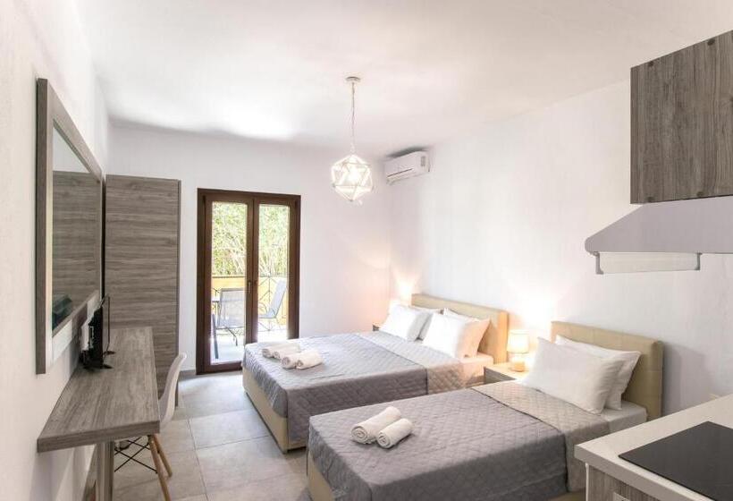 プールの見えるスタンダードトリプルルーム, Pension Strawberry