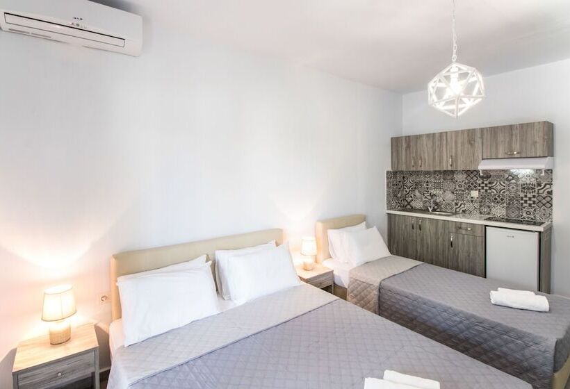 プールの見えるスタンダードトリプルルーム, Pension Strawberry