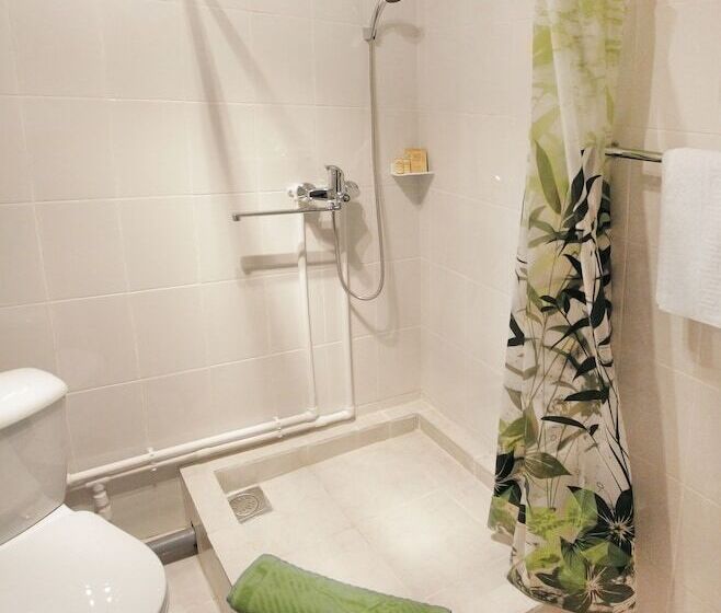 غرفة كومفورت ثلاثية, Major