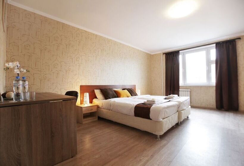 غرفة كومفورت ثلاثية, Major