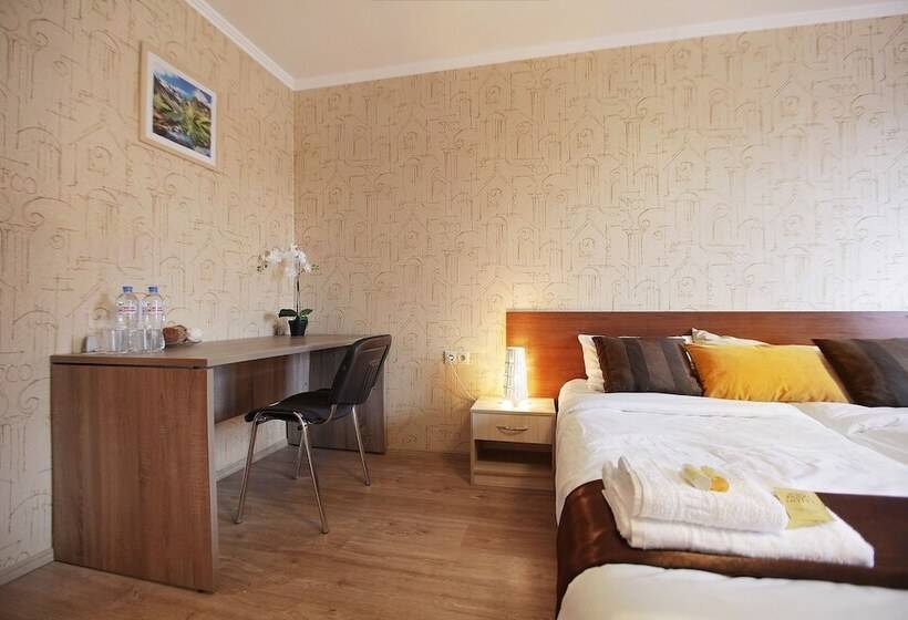 غرفة كومفورت ثلاثية, Major