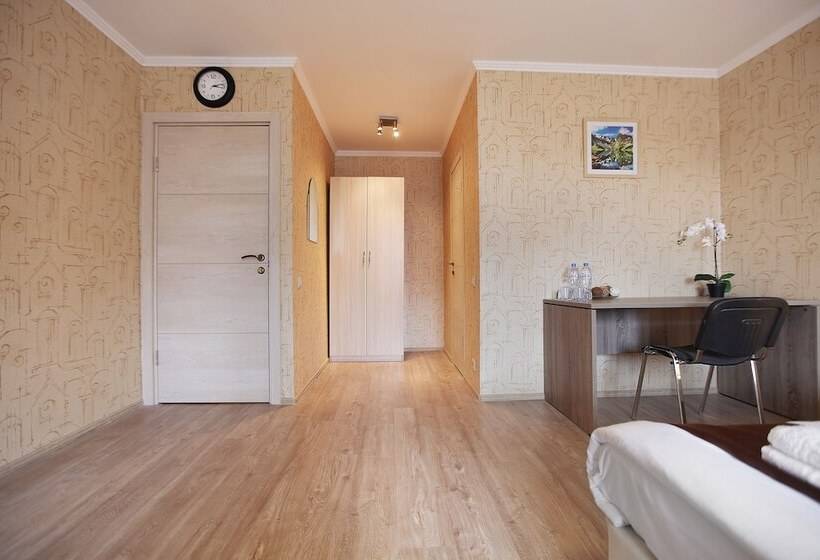 غرفة كومفورت ثلاثية, Major