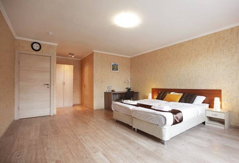 غرفة كومفورت ثلاثية, Major