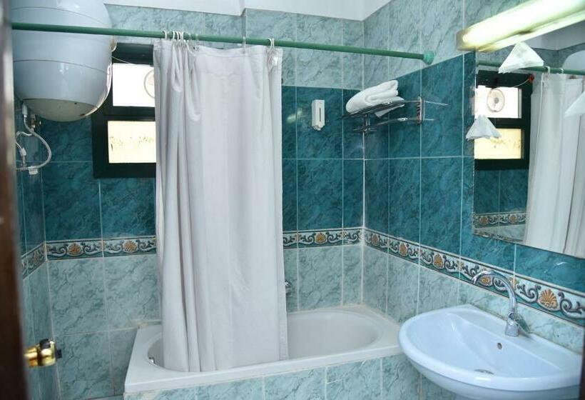 اتاق اکونومی یک تخته, Royal Pyramids