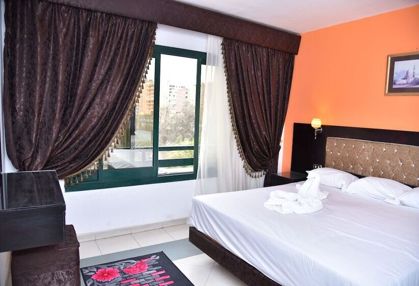 اتاق خانوادگی, Royal Pyramids