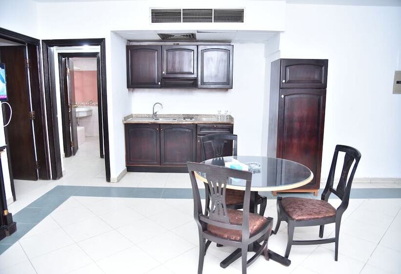 اتاق خانوادگی, Royal Pyramids