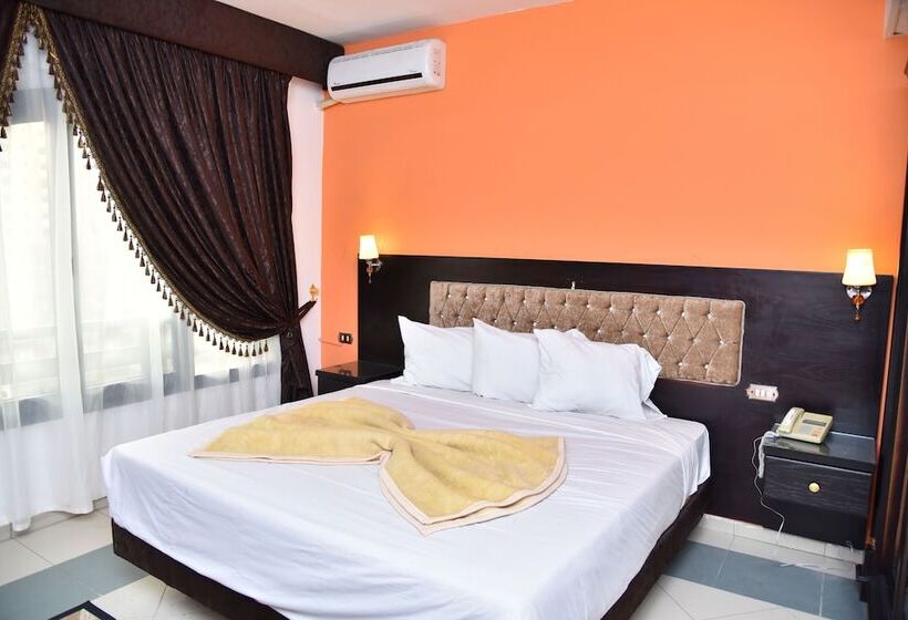 اتاق خانوادگی, Royal Pyramids