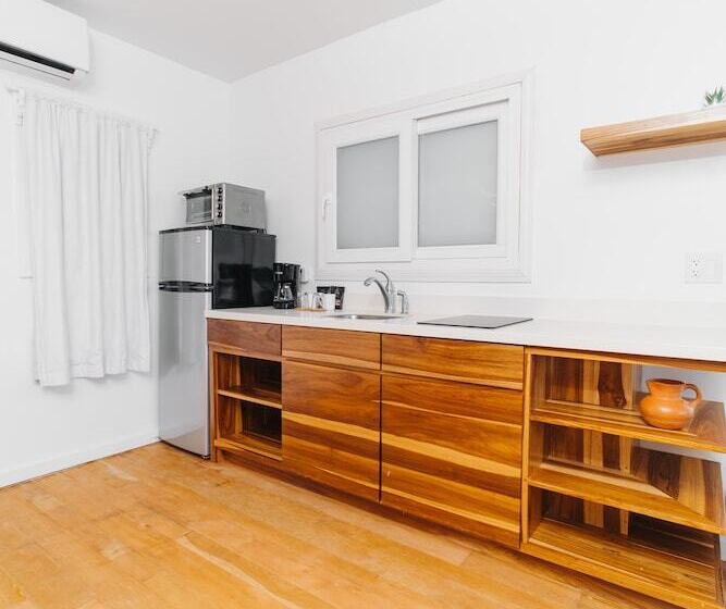 Deluxe Suite Sea View, The Beach House Boutique