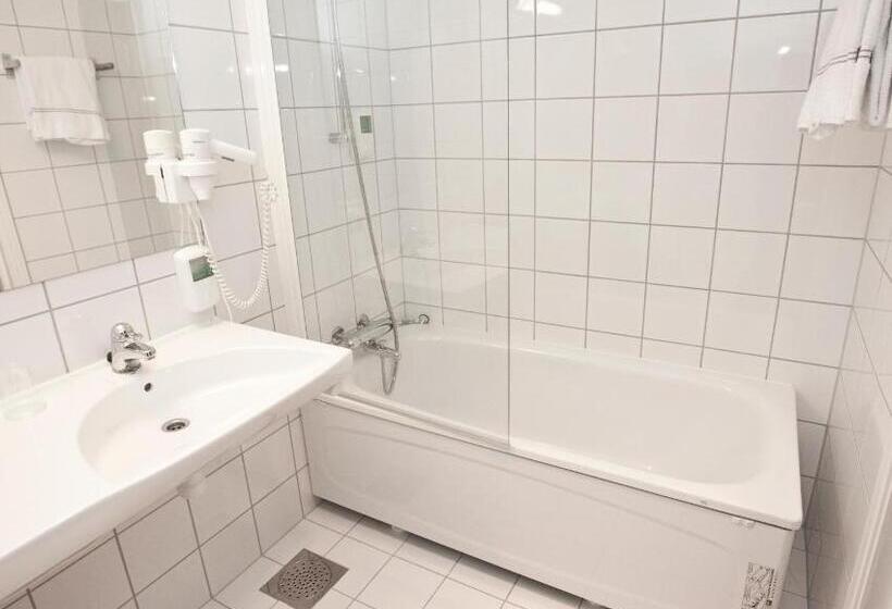 标准间, Highland Lodge